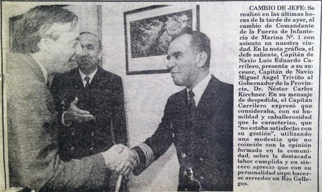 El 6 de marzo de 1992 Néstor Kirchner saludaba al nuevo comandante de la Infantería de Marina - Foto: OPI Santa Cruz