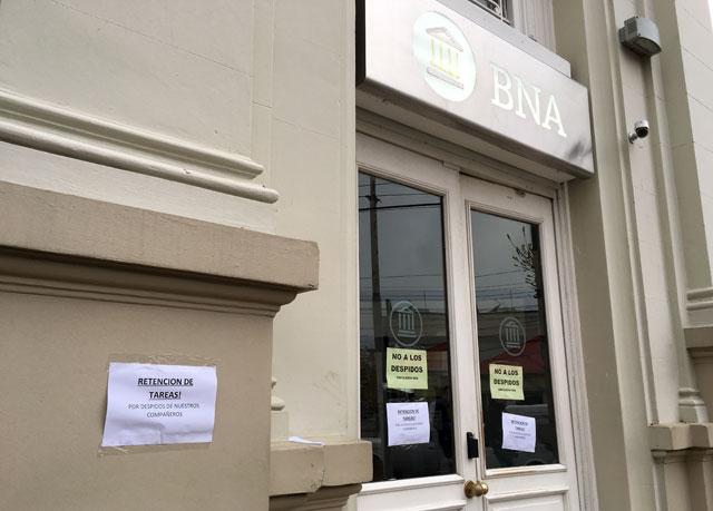 Protesta en Banco Nación por despido de gerente y tesorero vinculados a la causa de Lázaro Báez
