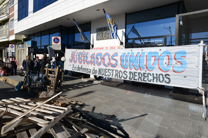 Alicia ratificó que no tiene plata, los sindicatos y jubilados toman edificios y la incertidumbre se apodera de todos y todas