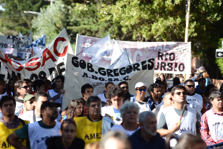Cerca de 5 mil personas marcharon en Río Gallegos contra el gobierno provincial