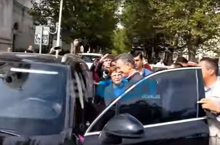 Insultaron a Macri cuando salía de una iglesia con Antonia