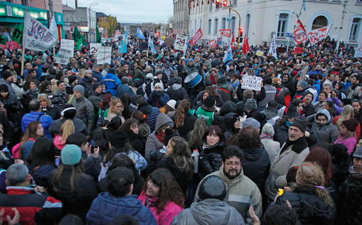 Más de 8 mil personas repudiaron al gobierno en las calles de esta capital