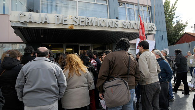 La MUS frente a la Caja de Servicios Sociales este mediodía - Foto: OPI Santa Cruz/Francisco Muñoz