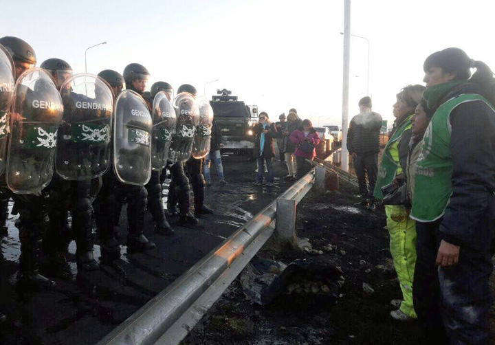 Gendarmería Desalojó A Ate De La Ruta Hay Dos Detenidos Y Diez Personas Afectadas Por Golpes Y 1813