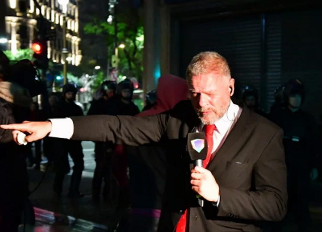 Adepa repudia las agresiones a periodistas frente al Consulado de Chile en Buenos Aires - Foto: Clarín