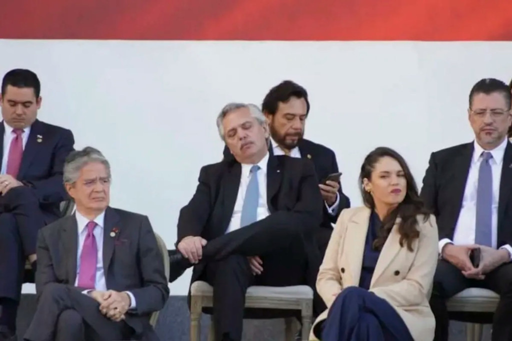 Alberto Fernández duerme en la asunción del presidente de Colombia -