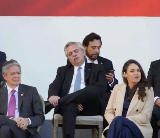 Alberto Fernández duerme en la asunción del presidente de Colombia -