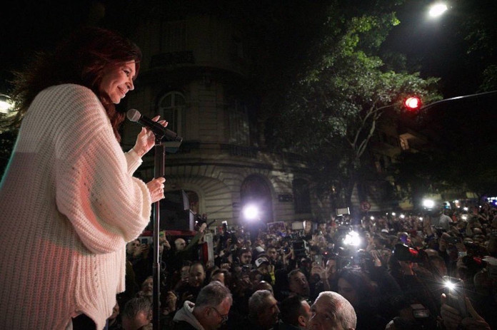 La vicepresidenta Cristina Kirchner habla a la militancia en la puerta de su departamento del barrio de Recoleta - Foto: Twitter