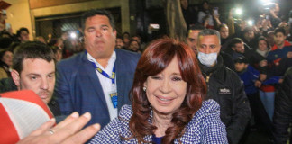 La vicepresidenta Cristina Kirchner saluda a los militantes al llegar a su casa - Foto: NA