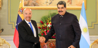 El embajador en Venezuela Oscar Laborde junto a Nicolás Maduro - Foto: Cancillería