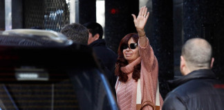 Cristina Kirchner sale de su departamento de la recoleta - Foto: NA