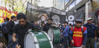 El Sindicato Unido de Trabajadores del Neumático de la Argentina (SUTNA) reclama en el ministerio de trabajo - Foto: NA