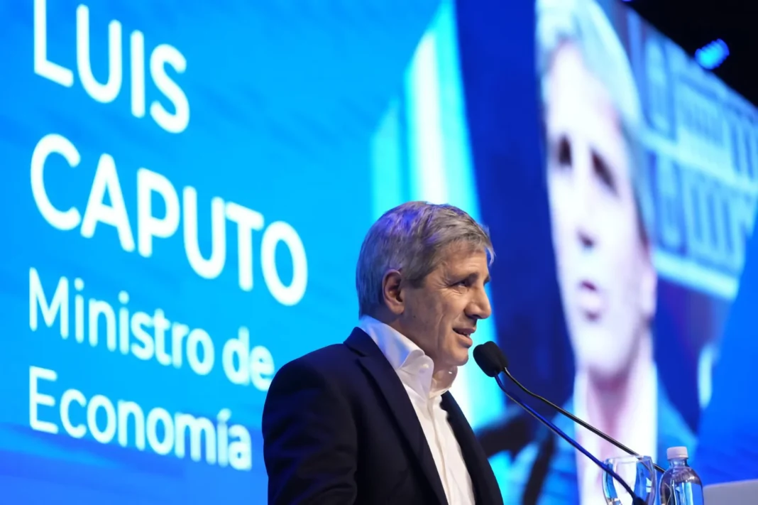 Luis Caputo advierte que el Gobierno mantendrá el rumbo económico si no se aprueba la Ley de Bases - Foto: NA