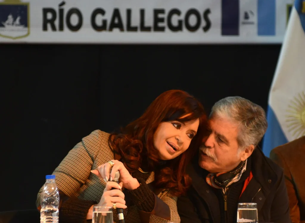 La Presidenta Cristina Kirchner charla con Julio De Vido cuando era ministro de planificación federal - Foto: OPI Santa Cruz/Francisco Muñoz