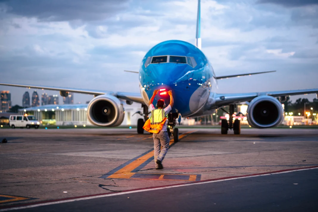 Aerolíneas Argentinas acusa a gremios de provocar pérdidas millonarias y denuncia paro encubierto en Ezeiza - Foto: NA