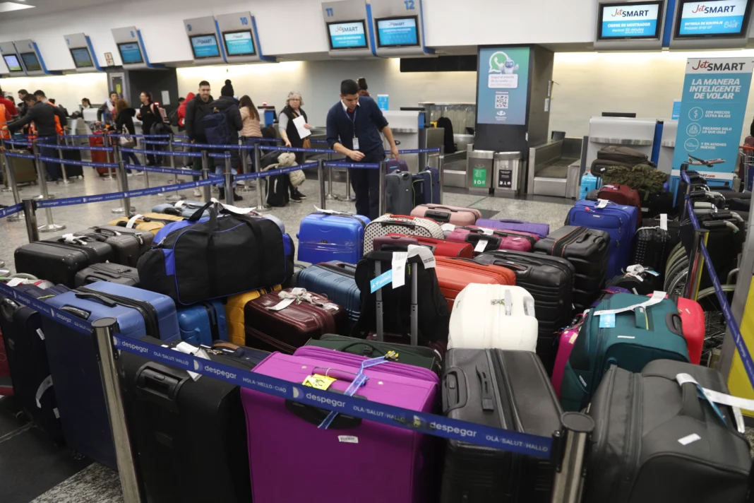 Caos en Aeroparque: Gremios aeronáuticos causan cancelación de vuelos y Gobierno aplicará descuentos - Foto: NA