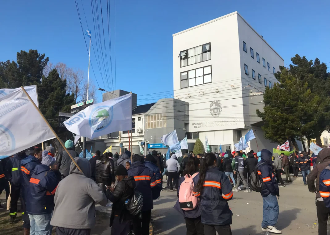 Con los sindicatos en la calle en la Legislatura de Santa Cruz, el RIGI volvió a Comisiones porque no tenían “las manos”