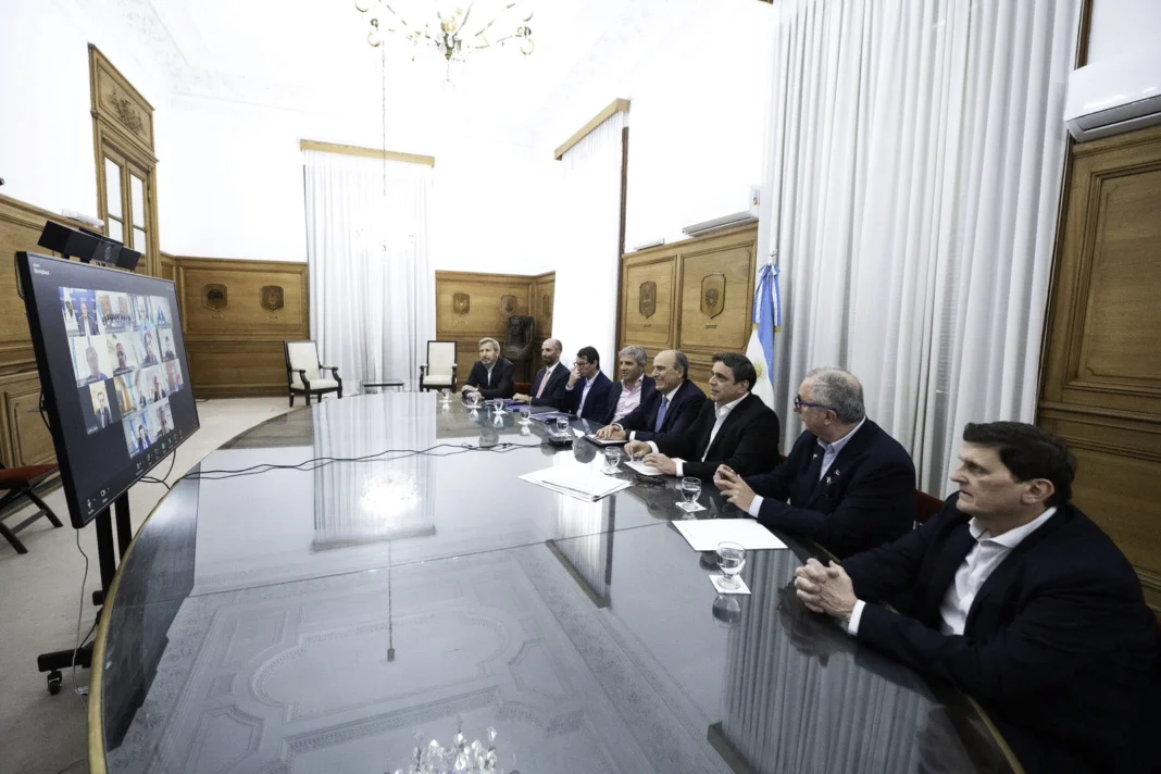 Francos y Caputo se reunieron con gobernadores para discutir el Presupuesto 2025 - Foto: NA