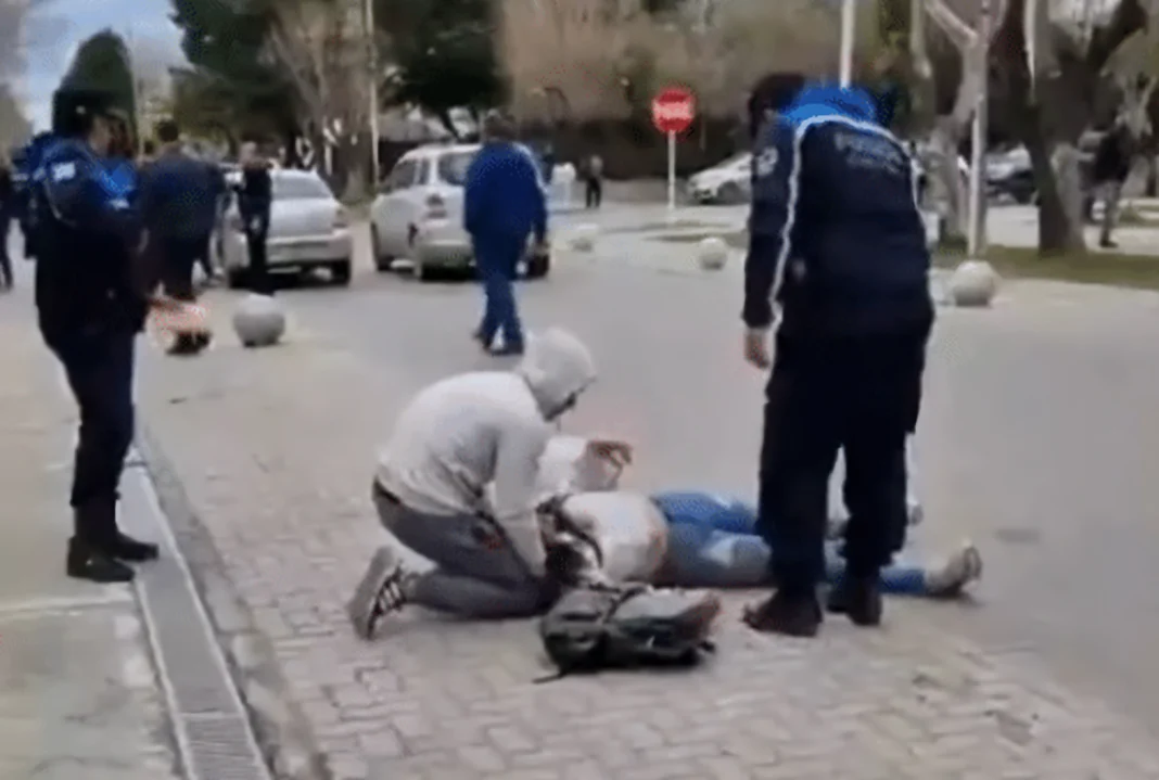 Discutieron en la calle y la arrastró con el auto 10 metros