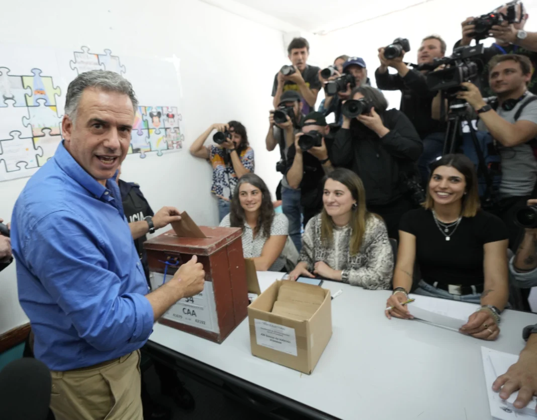 Uruguay: Yamandú Orsi y Álvaro Delgado se medirán en balotaje presidencial - Foto: NA