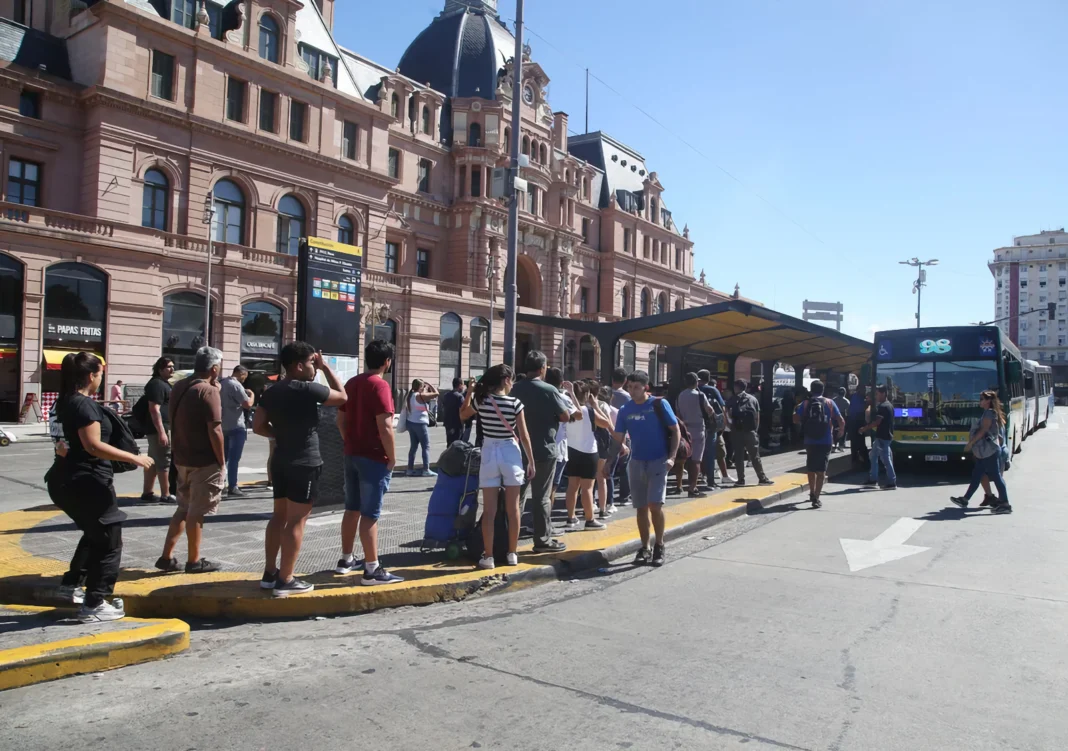 Gremios del transporte paralizan servicios en rechazo a las políticas del Gobierno