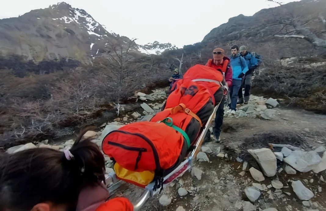 Operativo de rescate en El Chaltén: evacúan a turista con lesión en el tobillo