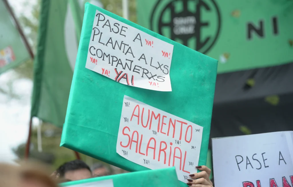 Volvió la multisectorial a Santa Cruz. ADOSAC, ATE y otros gremios volvieron a marchar contra la política salarial del gobierno provincial - Foto: OPI Santa Cruz/Francisco Muñoz