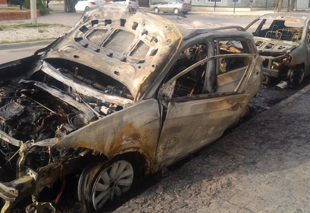 Detienen a tres jóvenes por el incendio de autos en Puerto Madryn