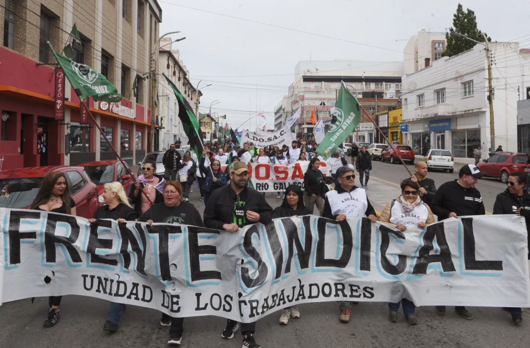 Volvió la multisectorial a Santa Cruz. ADOSAC, ATE y otros gremios volvieron a marchar contra la política salarial del gobierno provincial - Foto: OPI Santa Cruz/Francisco Muñoz