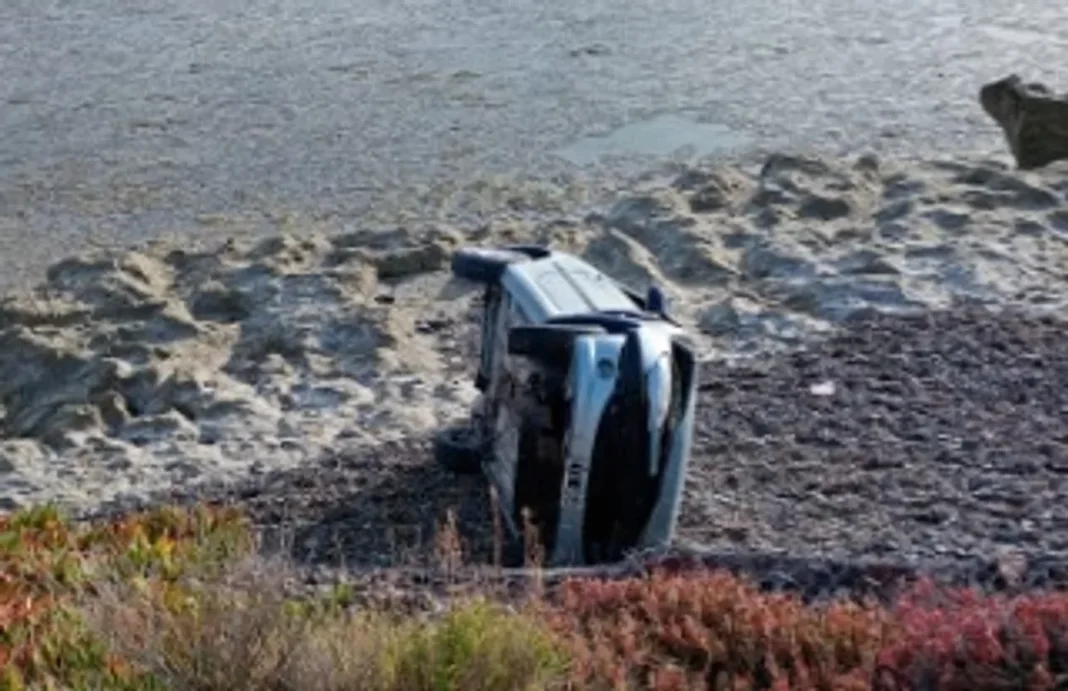 Manejaba borracho y cayó desde un barranco en Playa Unión