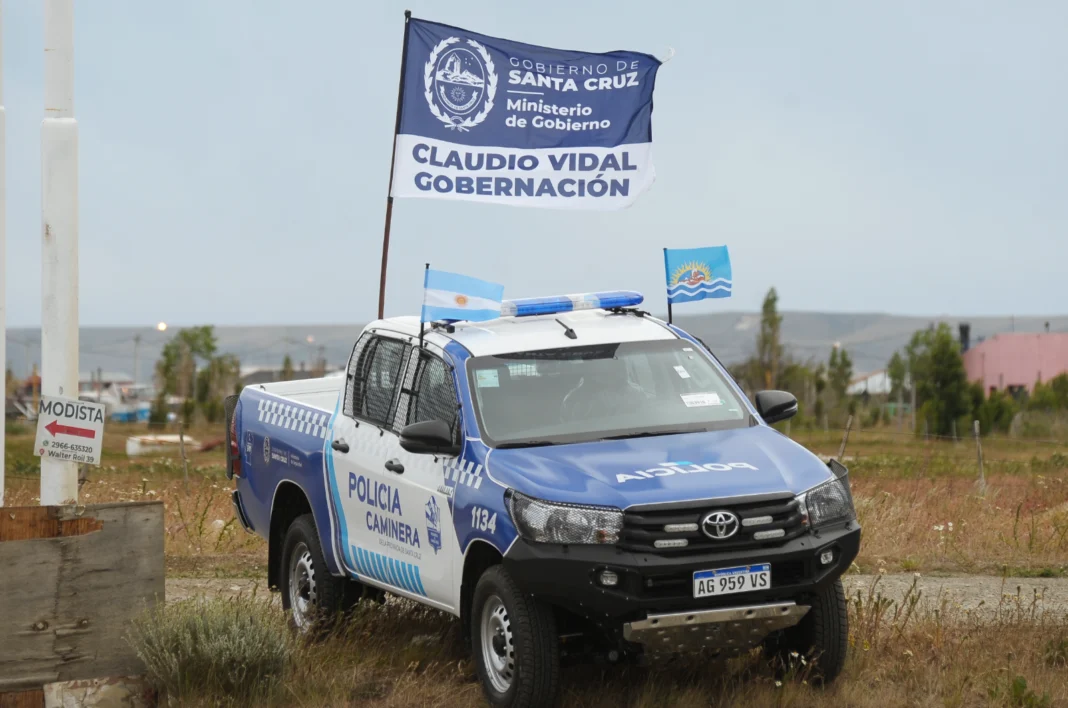 El Gobernador, como cuando era petrolero, sacó los móviles de la policía personalizados con su nombre y gestión, igual que lo hace Pablo Grasso - Foto: OPI Santa Cruz/Francisco Muñoz