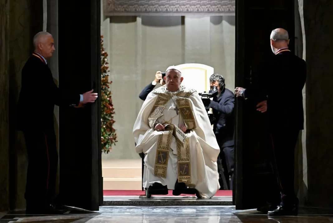 El Papa Francisco inaugura el Jubileo con la apertura de la Puerta Santa en San Pedro